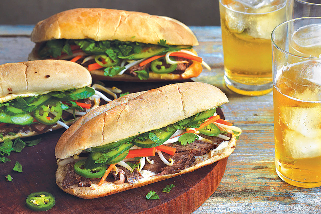 Phở (chữ Nôm: 𬖾) là một món ăn truyền thống của Việt Nam, được xem là một trong những món ăn tiêu b